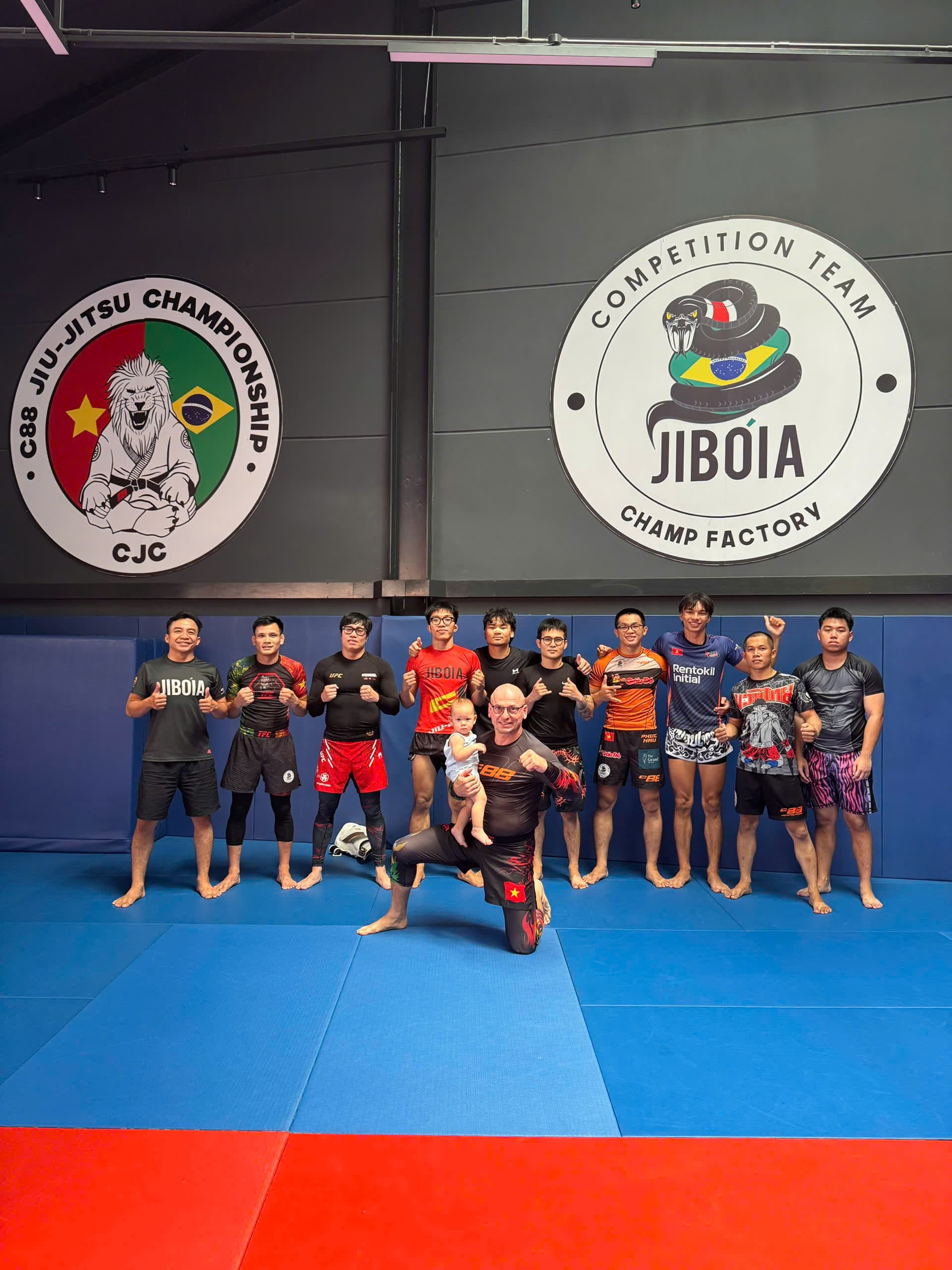 Jiboia's adult training community together on the mats