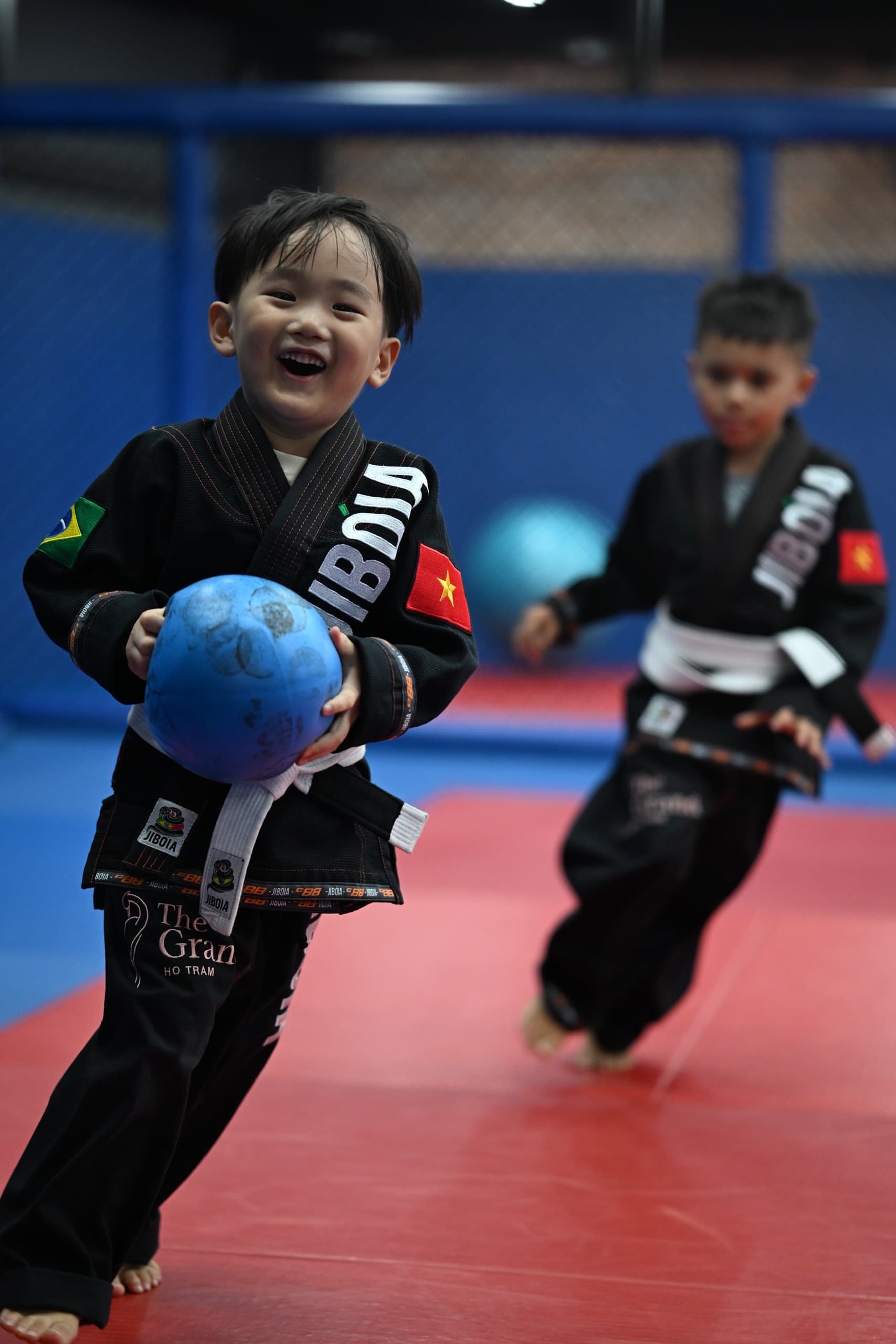 Children enjoying a Jiboia jiu-jitsu class